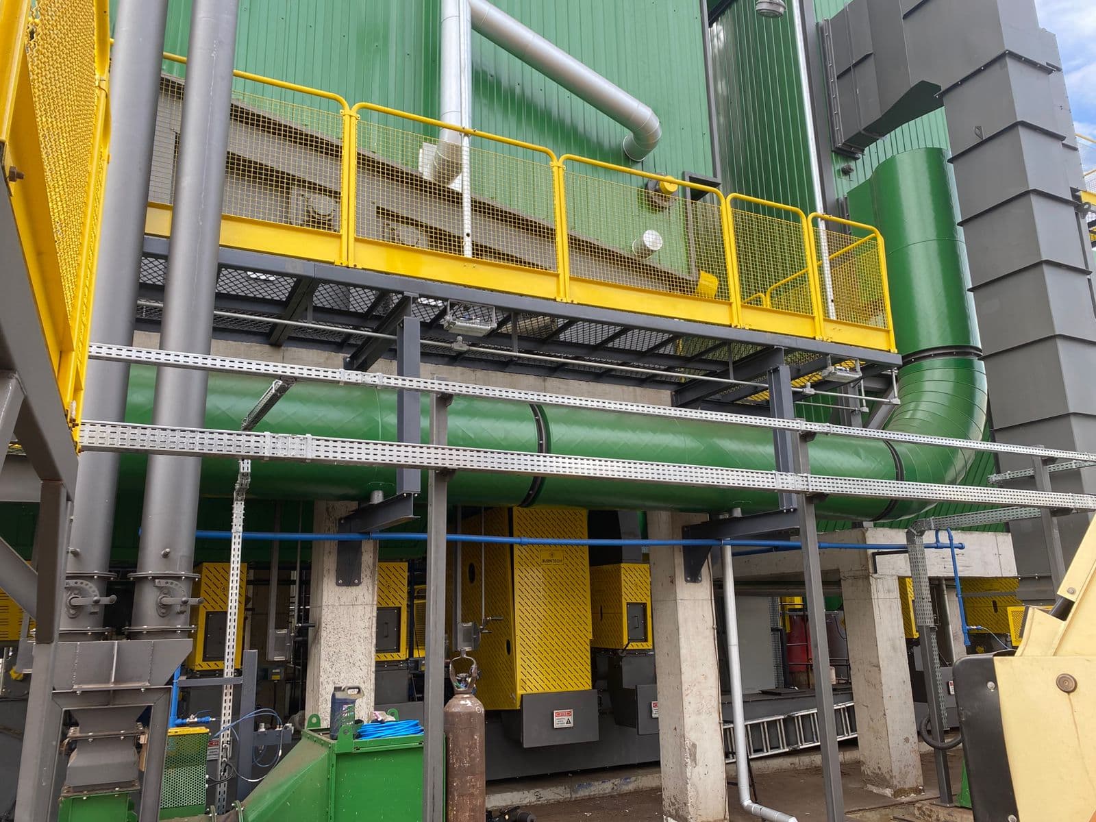 Planta industrial com dutos isolados e plataformas montadas pela Sigma